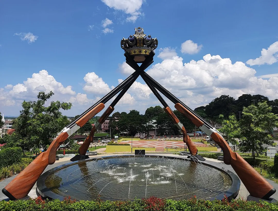 The Segamat monument is inaugurated by Sultan Ibrahim of Johor in 2023. The crown sculpture is uplifted by four shotguns, while the fountain is at the centre.