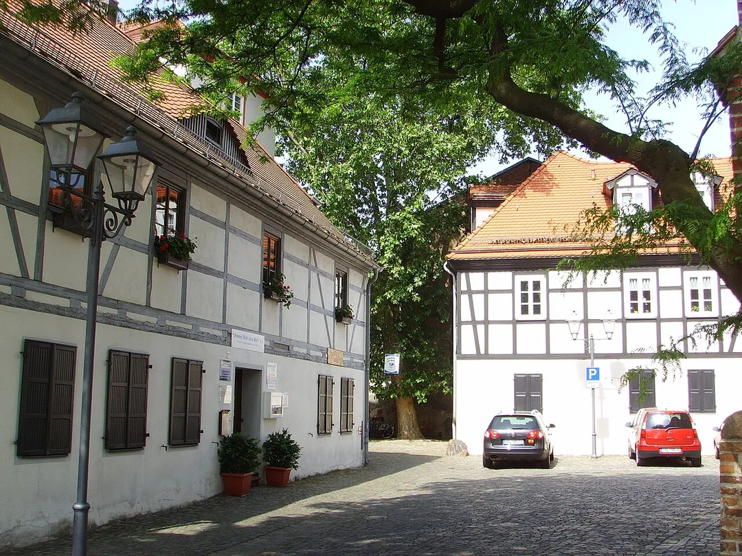 Kirchplatz in Senftenberg, altes Schulgebäude heute Fremdenverkehrsamt