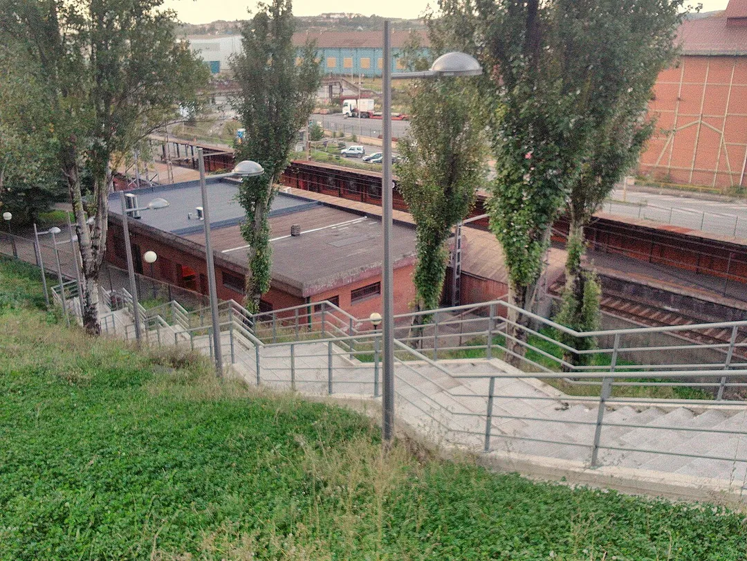 Adif Sestao Renfe Aldiriak tren geltokia