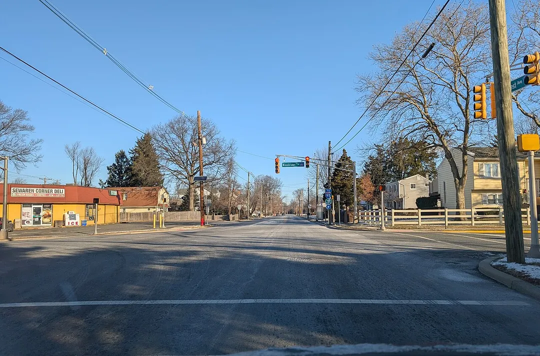 Photo of northbound County Route 611 (West Avenue) in the Sewaren section of Woodbridge Township, New Jersey. Photo taken looking north-northeast at CR 652 (Woodbridge Avenue).