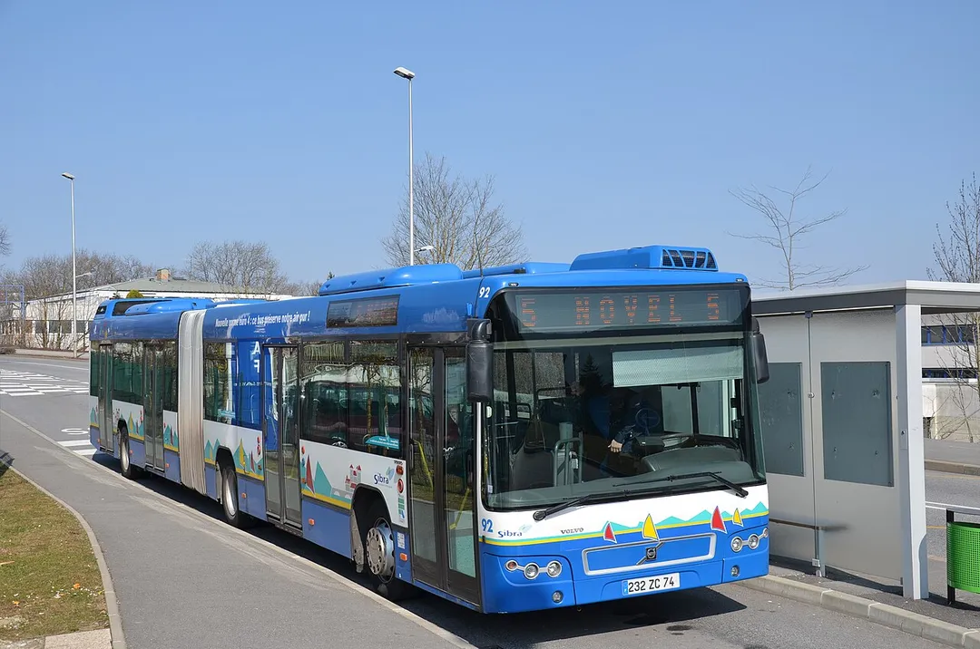 Volvo 7700 A n°92 sur la ligne 5 du réseau SIBRA d'Annecy, au terminus Seynod Polynôme.