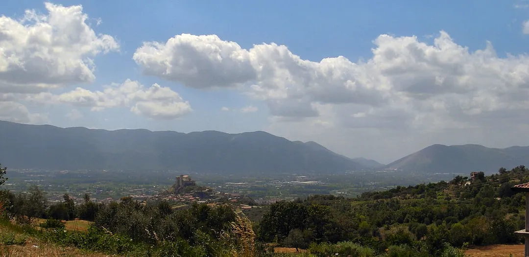Vista della Valle Caudina (Campania) dalle pendici del Taburno. Sulla sinistra il castello di Montesarchio.