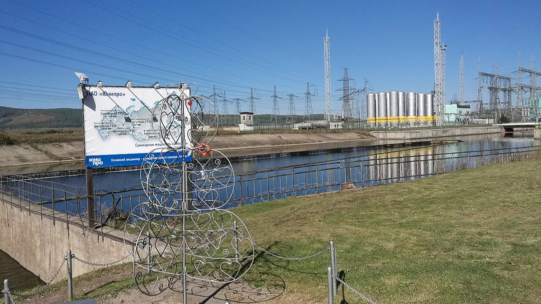 Kanalo kaj elektraj linioj de la Berjozovska centralo. Ŝaripova distrikto, Krasnojarska regiono, Rusio.
