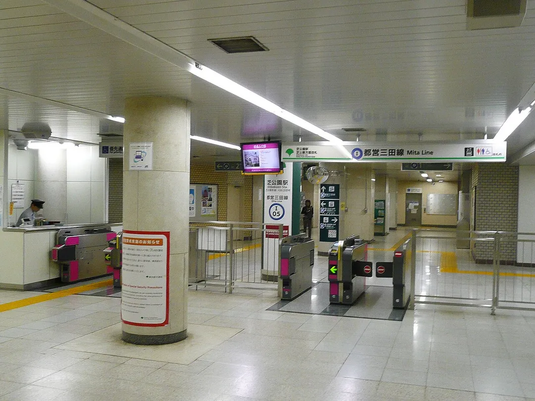 The ticket barriers at Shibakōen Station
