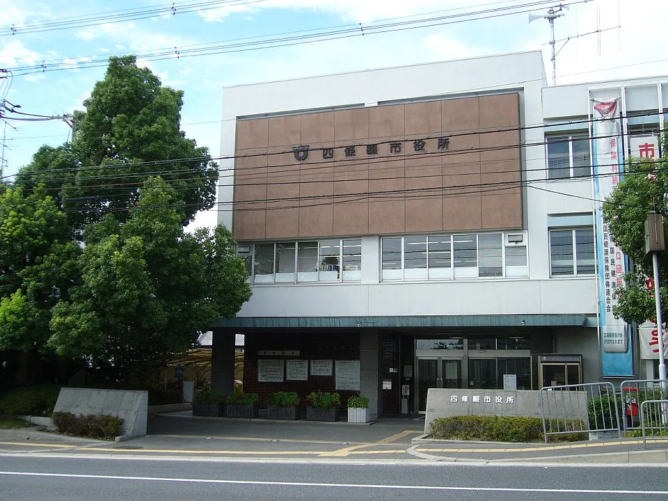 ​四條畷市役所
2006年8月　Bakkai撮影<レタッチ済>