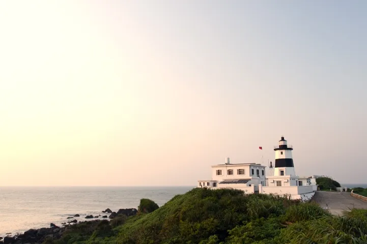 Fugueijiao Lighthouse or Fuguejiao (Fu-kuei Chiao, Fukwei Chiao, Cape Fukwei) (NGA:112-13592).