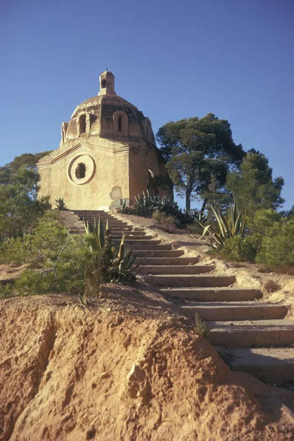 Ruine de la chapelle Notre Dame du Bon Remède sur le Djebel Touakès (Sig, Algérie) vers 1975. L'intérieur est vide.