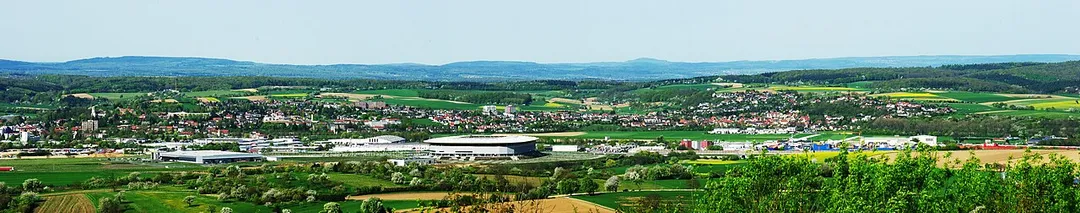 Panorama Sinsheim vom Steinsberg gesehen. Links Sinsheim Zentrum,Mitte Rhein-Neckar-Arena, rechts Auto-Technik-Museum. Hintergrund: kleiner Odenwald, Mitte links Katzenbuckel