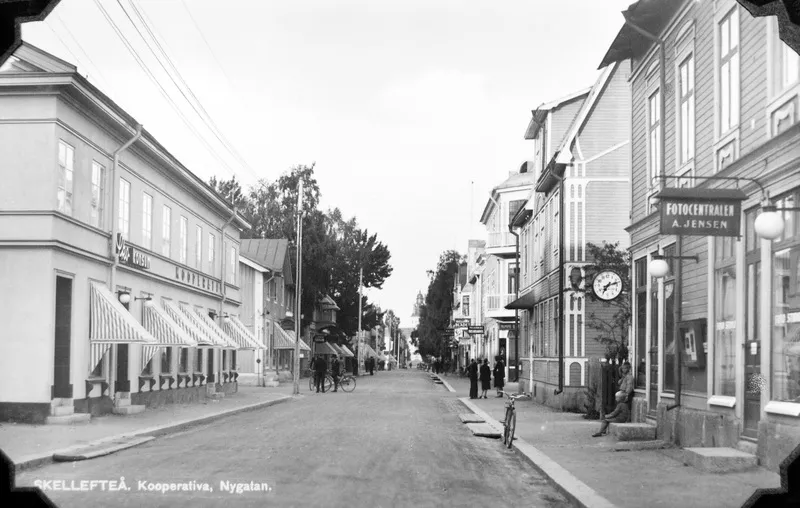 Nygatan österut i Skellefteå 1927. Till vänster Kooperativa och till höger Fotocentralen, ägare A Jensen.