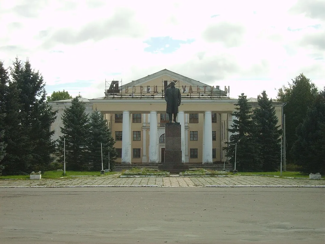 Памятник В.И. Ленину: площадь Ленина, Сланцы, Сланцевский район, Ленинградская область, район Лучки