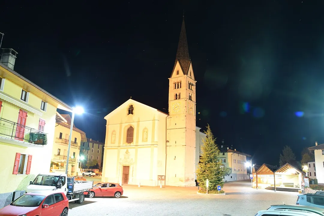 Piazza a Smarano in notturna
