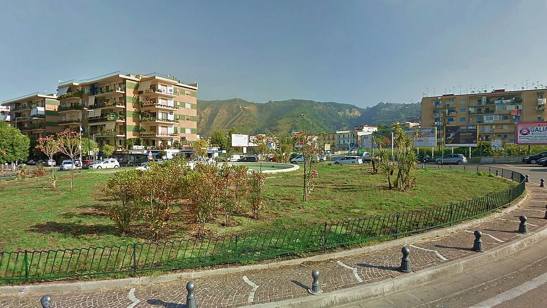 Piazza principale di Soccavo, che unisce le strade principali del quartiere.