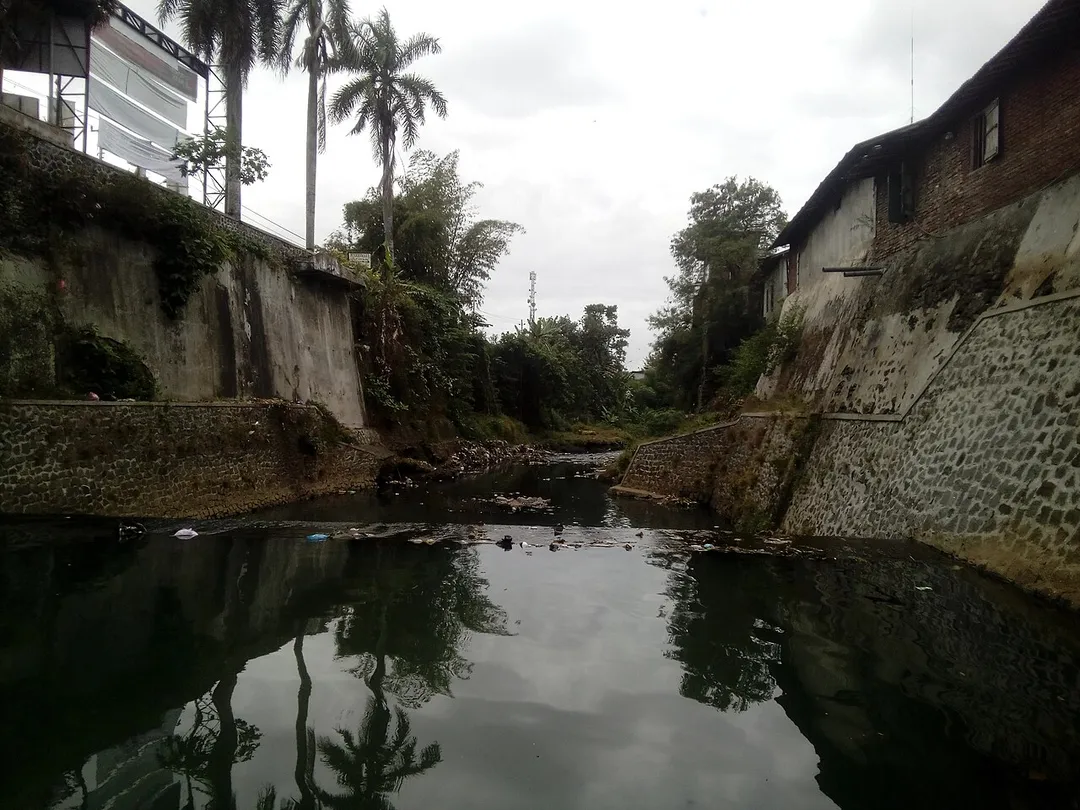 Bendungan Sungai Pelus di bawah Brug Menceng.