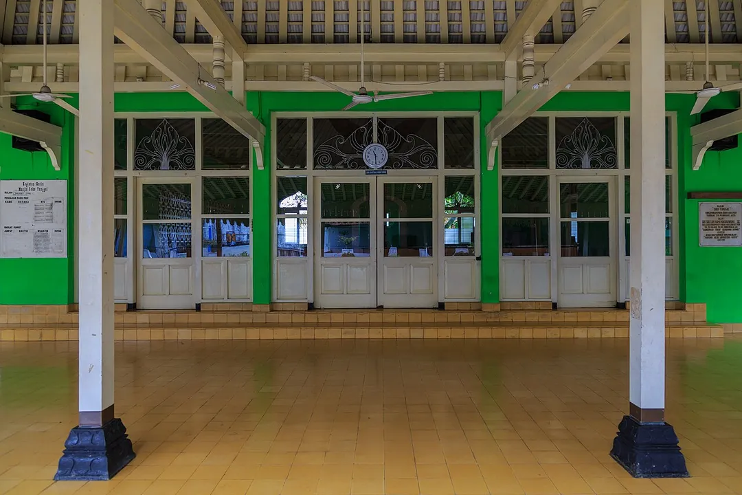 Yogyakarta, Indonesia: Entrance door to Soko Tunggal Mosque near Taman Sari.
