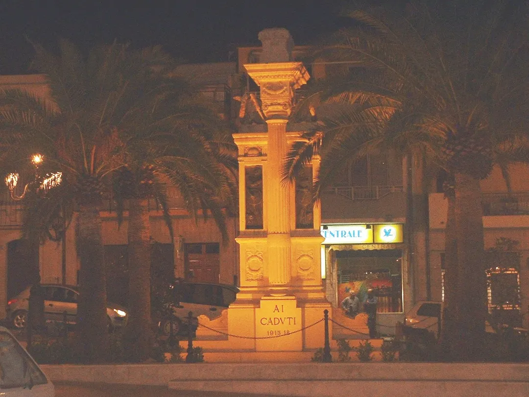 Solarino, Monumento ai Caduti in Guerra.