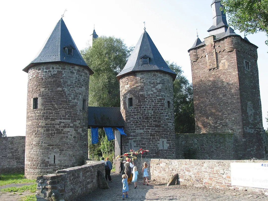 Sombreffe (Belgium), the entrance to the castle with its twins towers, the northern keep and the central keep (XIII-XVth centuries).