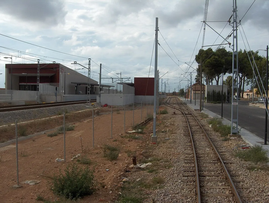 Station of Son Sardina (FS to the right, Metro to the left)