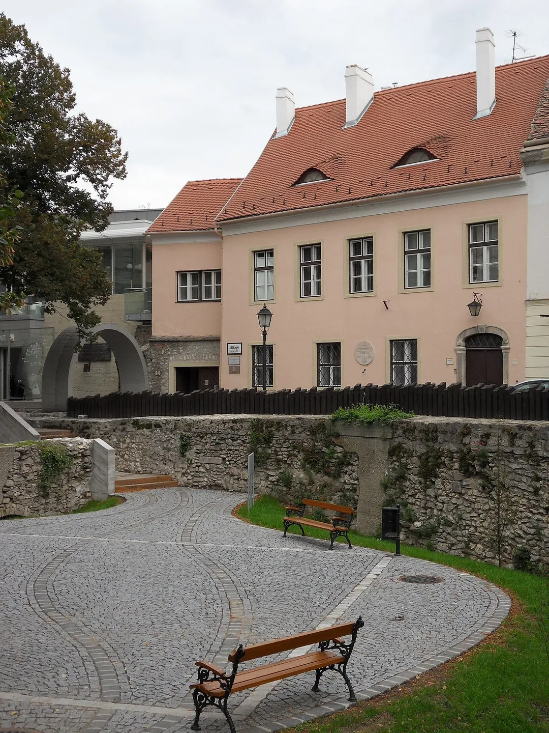 Lakóház (Előkapu 3.) Sopronban, a Tűztorony tövében. Az előtérben a Várfalsétány részlete látható