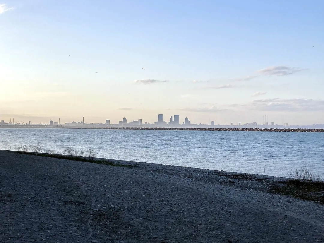 A view of the city skyline from South Shore Park in Milwaukee, Wisconsin (United States).