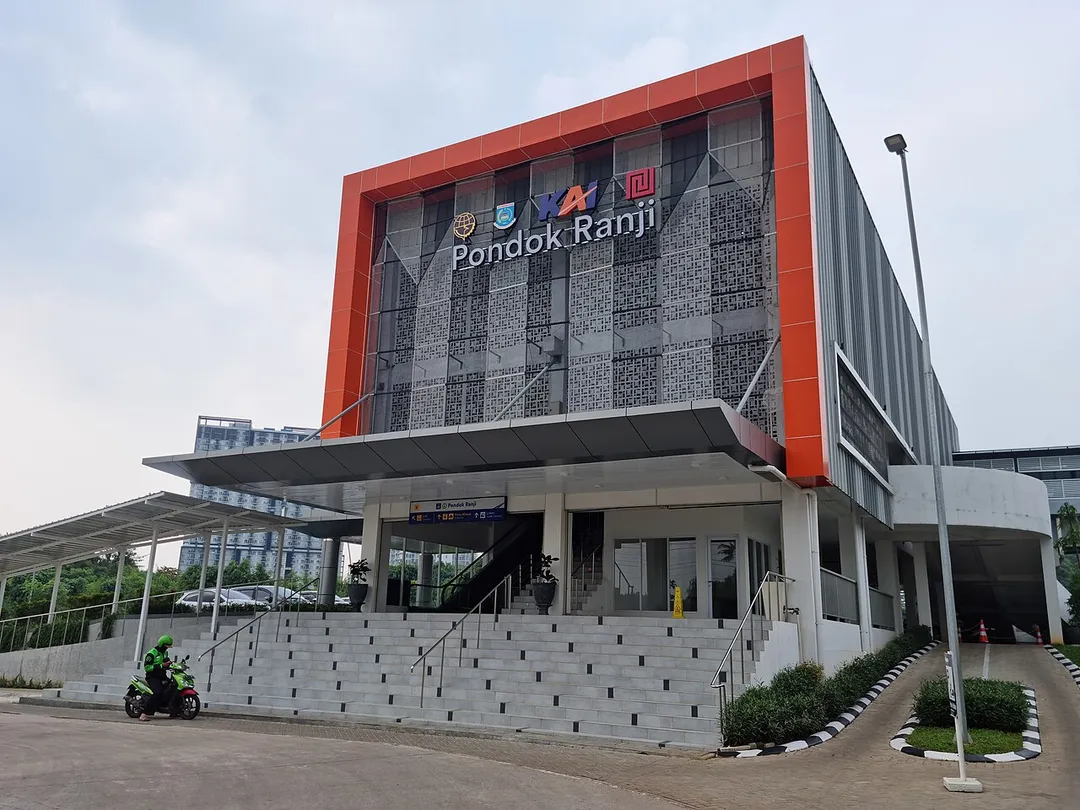 Gedung utama Stasiun Pondok Ranji via Jalan Bintaro Creative Village, diperbesar