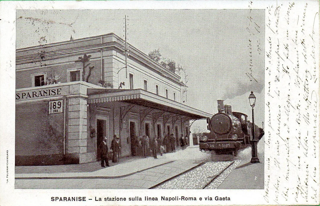 Stazione ferroviaria di Sparanise con una locomotiva di Rete Mediterranea sul primo binario.