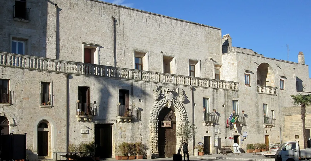 Palazzo Risolo, appartenuto già dal '400 ai Del Balzo, ha subito varie modifiche durante la successione delle varie famiglie nobili che lo hanno occupato