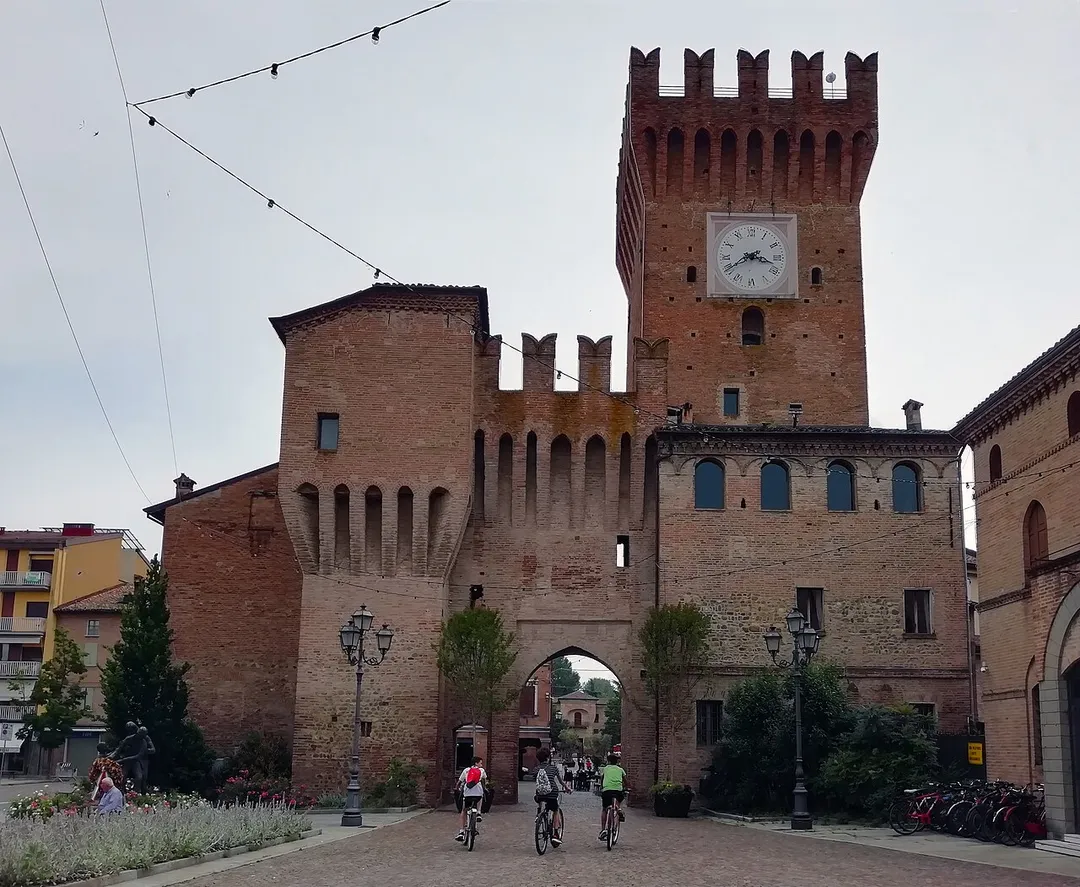 porta di città e torrione medioevale, Spilamberto (MO)