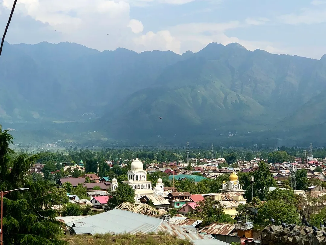 Gurdwara Chatti Patshahi, also called Gurdwara Patshahi Chevin, as visible from near the Makhdoom Sahib shrine on Hari Parbat, located in the Rainawari neighbourhood of the city of Srinagar in Kashmir valley, Jammu and Kashmir. Built to commemorate the visit of the sixth Sikh Guru in Kashmir.