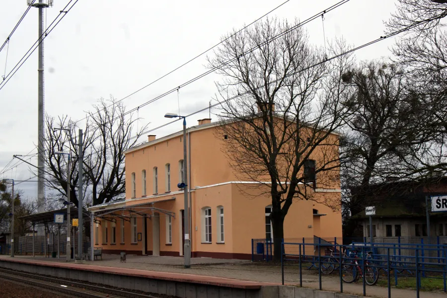 Budynek dworcowy w Środzie Śląskiej od strony peronów po odnowieniu elewacji w grudniu 2014 r.