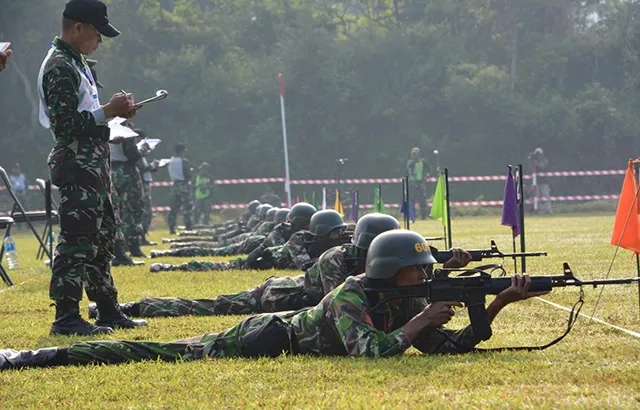 Indonesian Army soldiers practice firing with Pindad SS2
