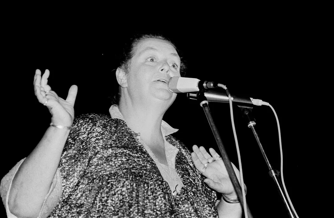 La chanteuse cornouaillaise Brenda Wootton en concert à Quimperlé (Bretagne, France) en 1980.