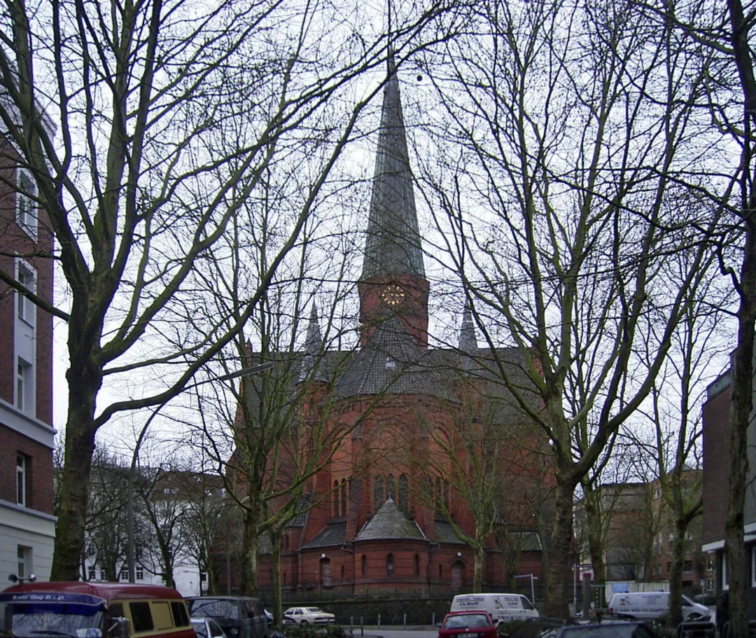 Die neogotische evangelisch-lutherische Friedenskirche in der Otzenstraße in St. Pauli wurde 1893 bis 1895 von Johannes Otzen im Stile der Hannoverschen Schule erbaut. Zur Bauzeit gehörte das Gebiet noch zu Altona.This is a photograph of an architectural monument.It is on the list of cultural monuments of Hamburg, no. 1412.
