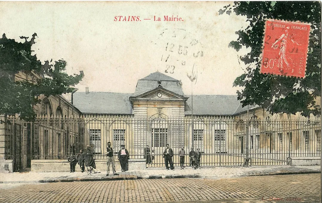 Carte postale ancienne, sans nom d'éditeur, montrant la mairie de Stains