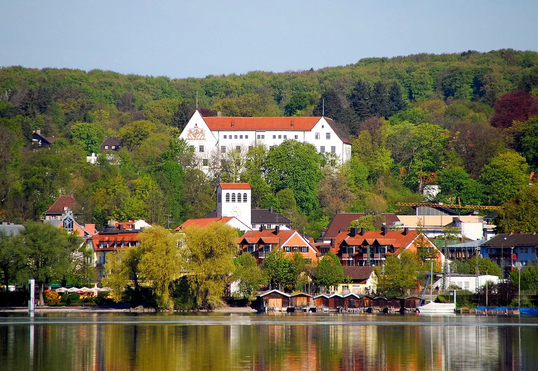 Blick vom Starnberger See auf Stadt und Schloss Starnberg.