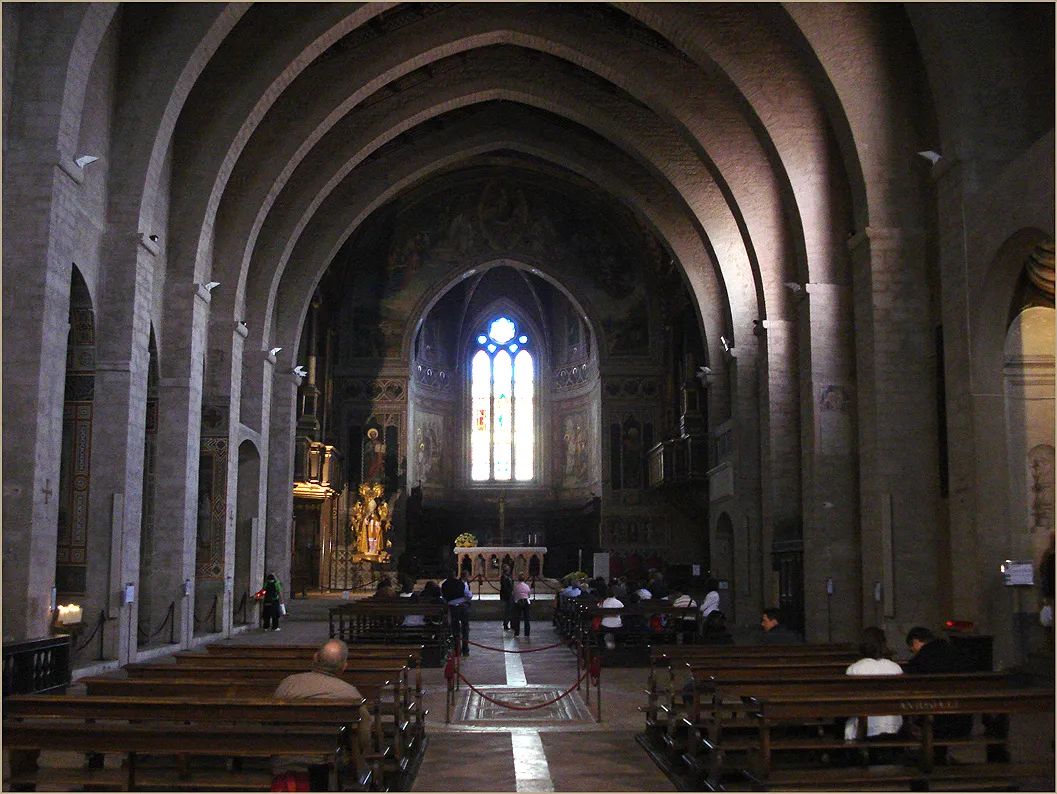 Catedral de Gubbio, interior