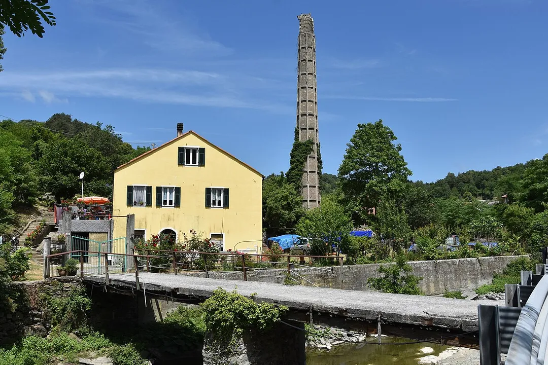 I resti di una vecchia fabbrica della fine del XIX secolo a Santa Giustina, frazione del comune di Stella, in provincia di Savona.