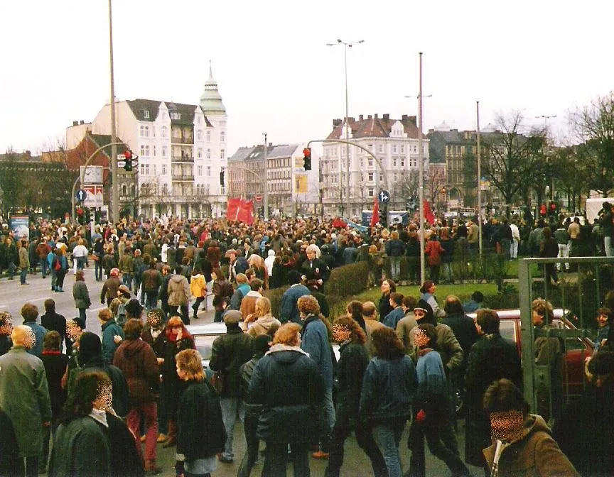 Hamburg-Sternschanze: Das alternative Stadtviertel war und ist Anfangspunkt vieler Demonstationen. (Bildinformation: Demonstration linker und linksautonomer Gruppen für den Erhalt der Hafenstraßenhäuser, für die Zusammenlegung der RAF-Gefangenen und für den Volkszählungsboykott 1987 am 20. Dezember 1986; hinten links Neuer Pferdemarkt, hinten rechts Schanzenstraße, vorn rechts Neuer Kamp. Hinweis: Gesichter unkenntlich gemacht.)