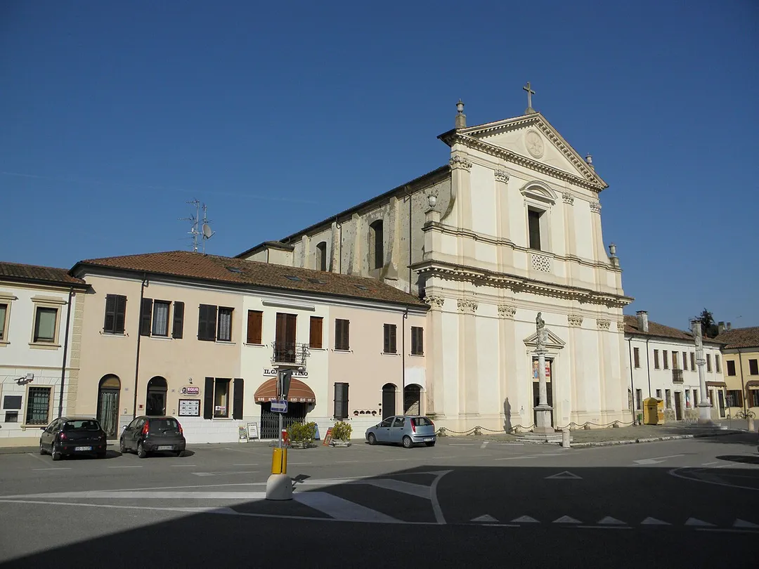 Stienta, provincia di Rovigo: la parrocchiale di Santo Stefano, papa e martire.