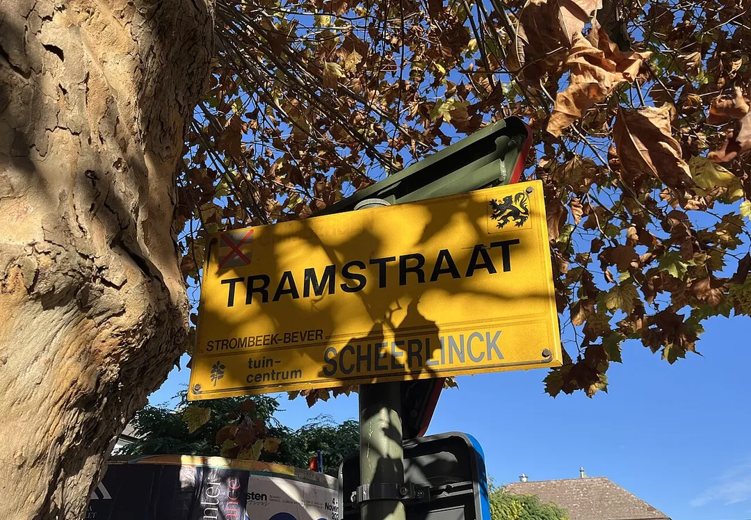 Naambord voor de Tramstraat te Strombeek-Bever (provincie Vlaams-Brabant). Mogelijk een verwijzing naar de voormalige NMVB-buurtspoorwegen?