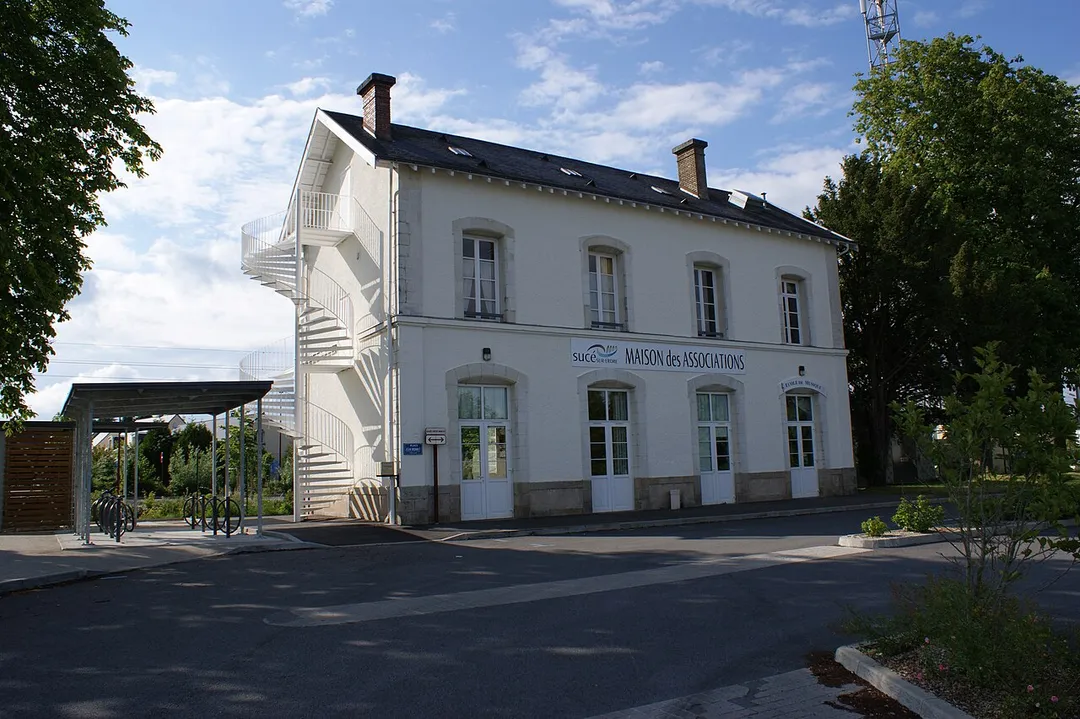 Gare de Sucé-sur-Erdre, l'ancien bâtiment voyageurs et l'entrée de la halte.