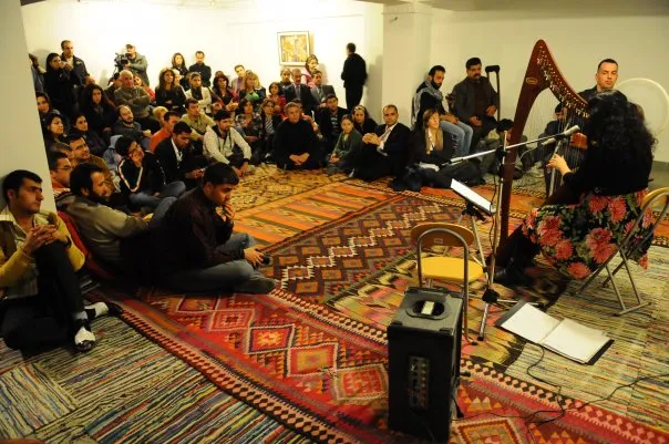 Kurdish artist w:Tara Jaff playing the Harp during a cultural gathering at Aram Gallery in w:Sulaymaniyah.