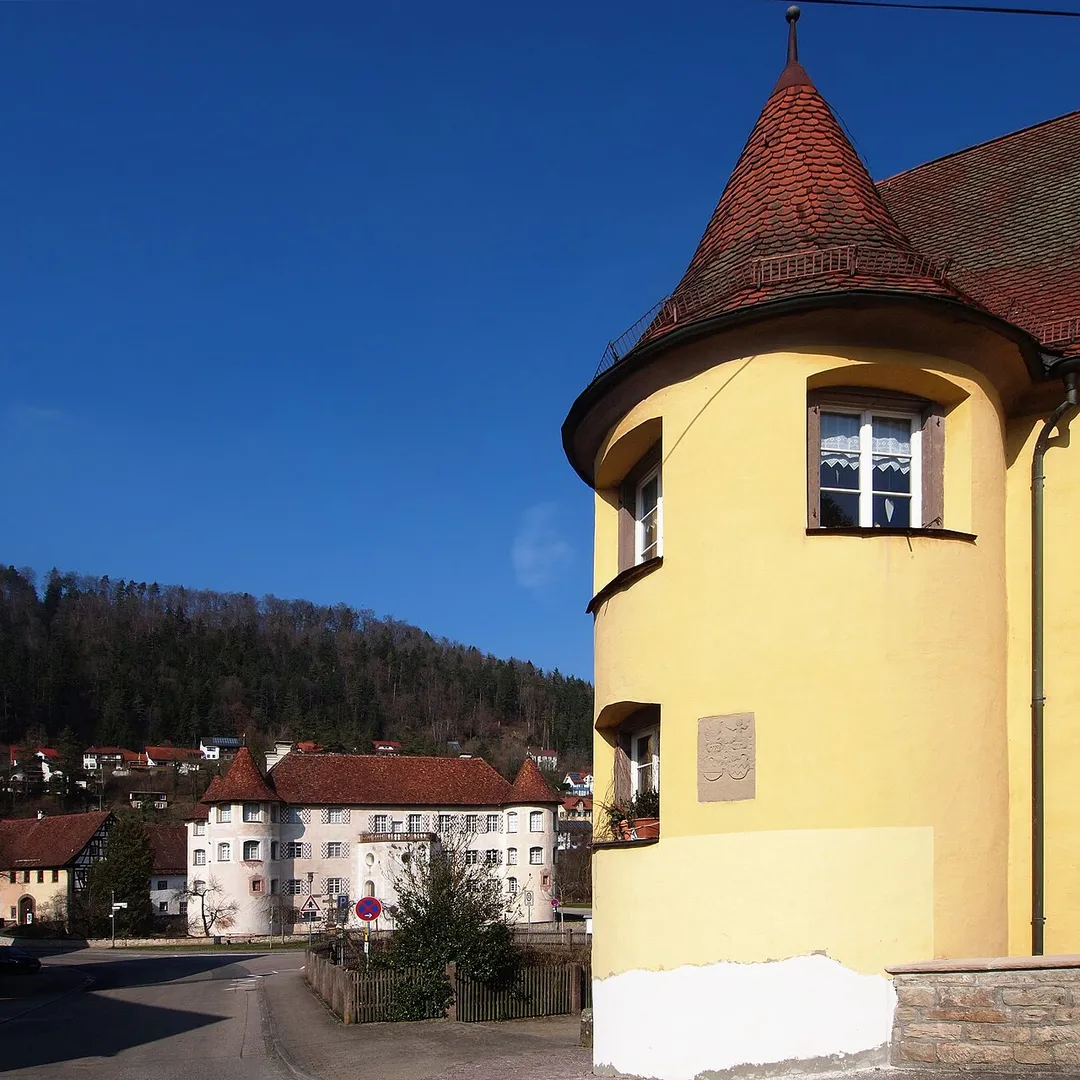 Pfarrhaus in Glatt, ehemals Neuneck-Schloss. Hinten das Wasserschloss.