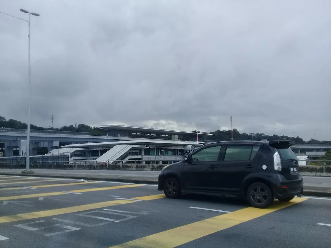 Permandangan luar Stesen MRT Sungai Buloh dari Jalan Sungai Buloh.
