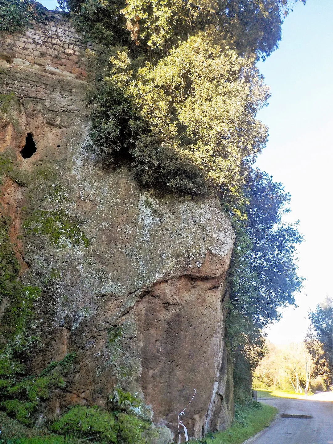 Rocce di tufo sulle quali sorge l'antichissima città di Sutri, Lazio