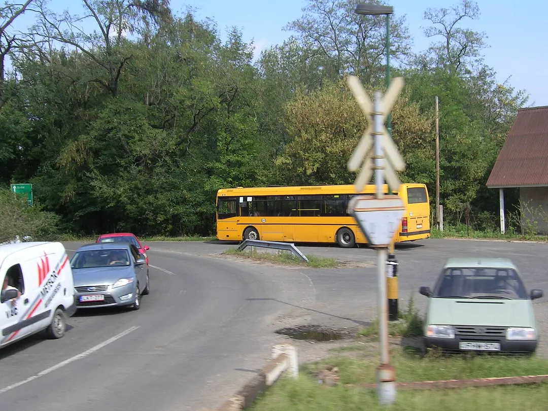 A 344-es busz a Sződ-Sződliget vasúti megállónál a vasútról átszállókra várva (vonatból fényképezve)