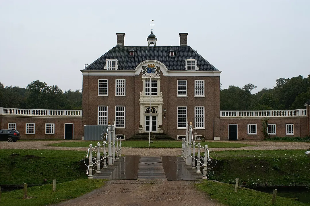Kasteel Zwaluwenburg met toegangsbrug.