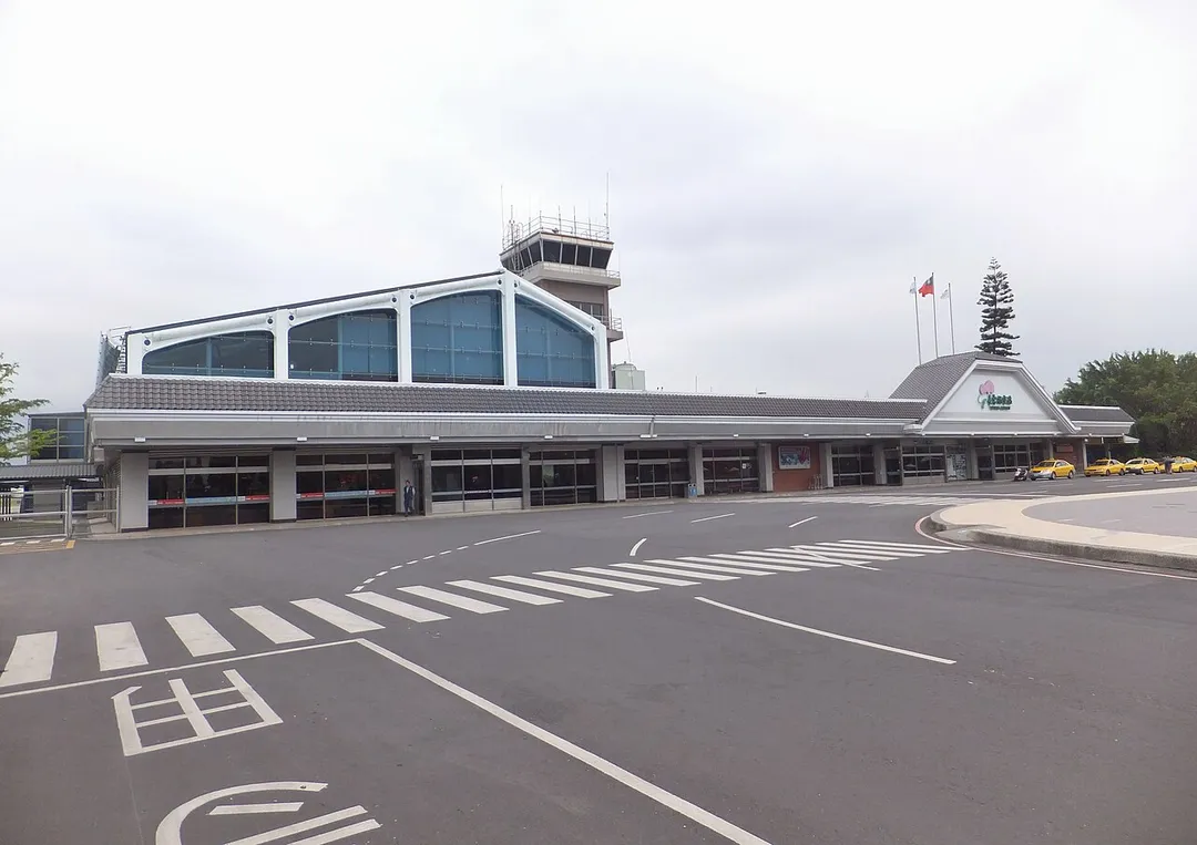 ​由東南方遠望臺東機場航站。