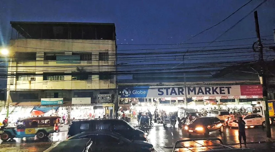 Photo of a wet market taken at dawn when there are the most people.