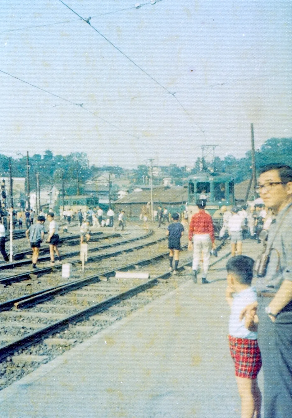 1969年頃 二子玉川駅ホームにて。なお、玉電と砧線は同1969年5月にともに廃止となっている（写真撮影者：大勝庵・玉電と郷土の歴史館　大塚勝利）。