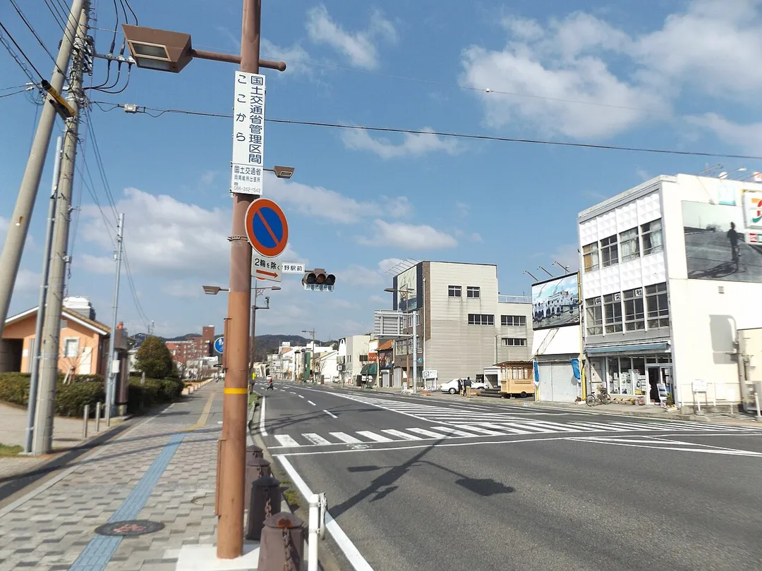岡山県玉野市の宇野駅前交差点。国道30号の岡山県（本州）側区間はここまでで、この先は海上区間を経て香川県（四国）に至る。
